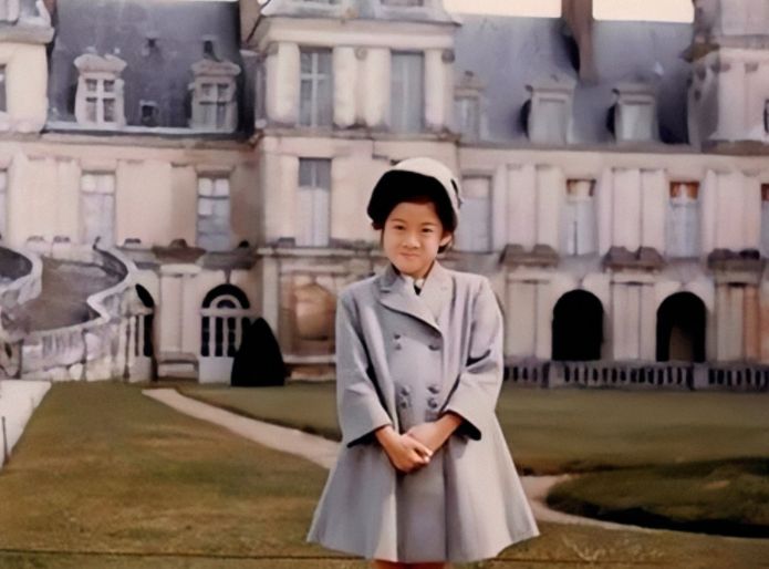 明星|72岁身家亿万的“婚纱女王”：自拍像少女，在好友合照里现了原形