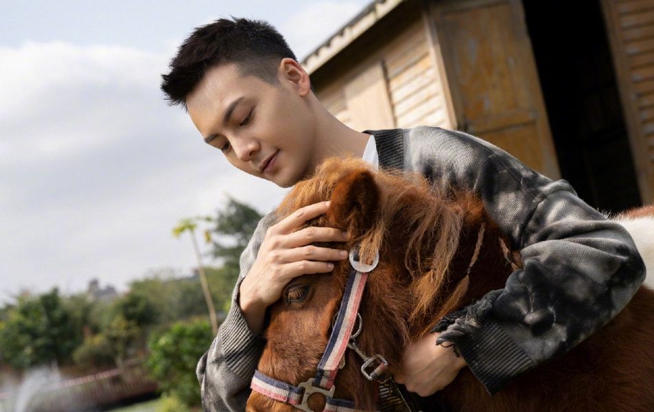 赵敏|陈伟霆形象翻车升级，路透刘海似蜈蚣腿，喜提“古装丑男主”称号