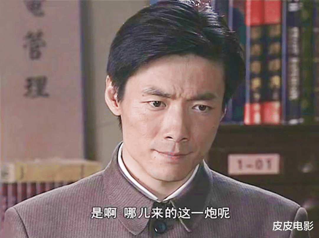 潜伏|把《悬崖》和《潜伏》放在一起看，两部谍战剧的差距，就出来了