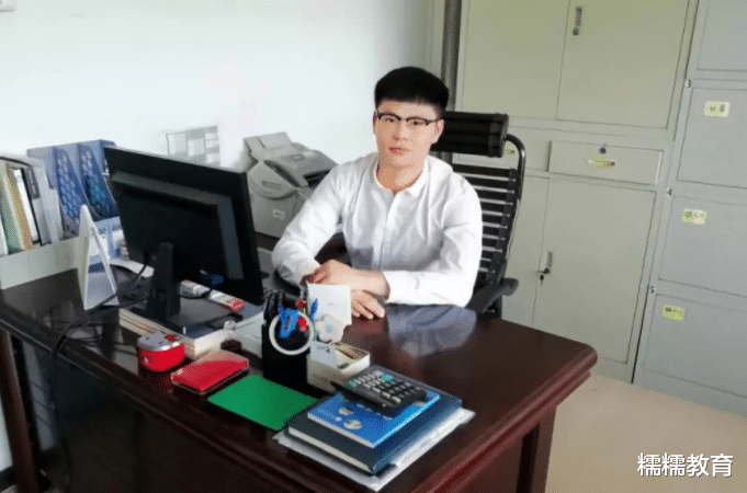 教师|大学招聘辅导员，985博士抢着当，网友看到工资后恍然大悟