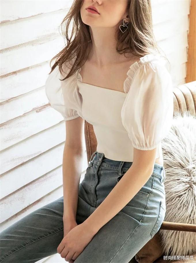 时尚搭配师瓜瓜|女人过了45岁，买短袖要牢记三不要，显得俗气廉价，谁穿谁丑