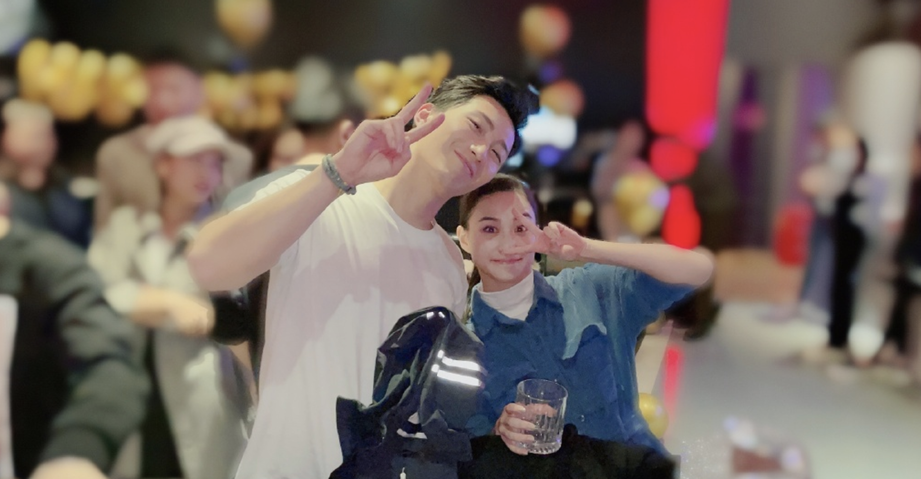 五台山|何超莲凌晨晒照为窦骁庆生，搂住男友“啃”，窦骁留言甜蜜抱怨