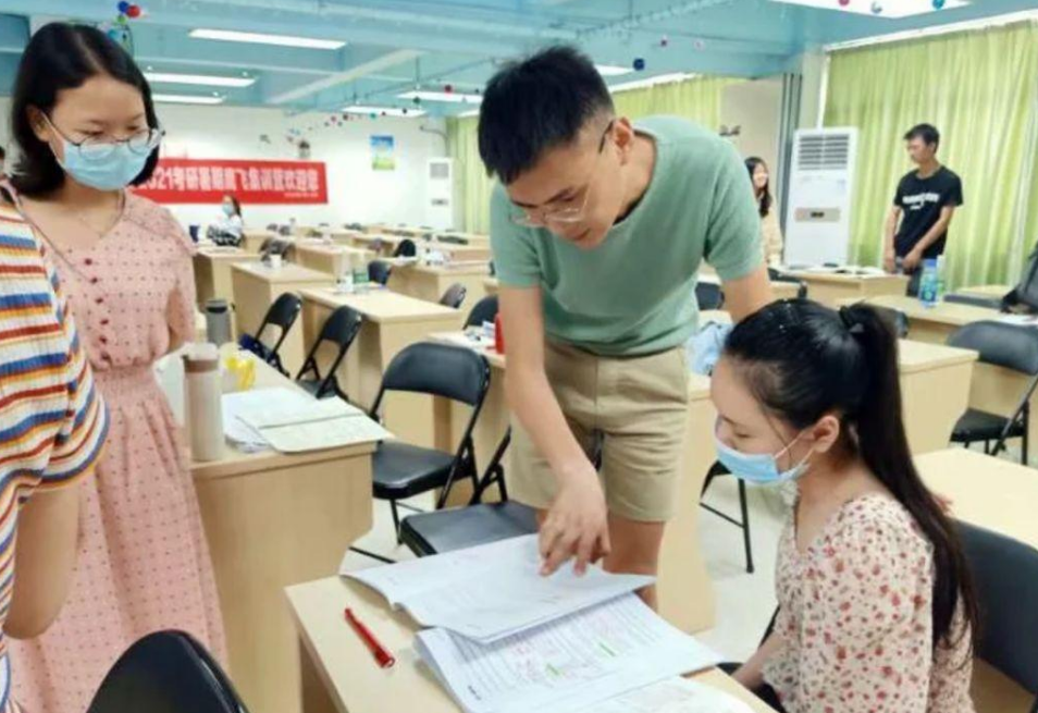 大学生|越老越吃香的三个职业,别人还在为工作发愁,你已经成为人中龙凤
