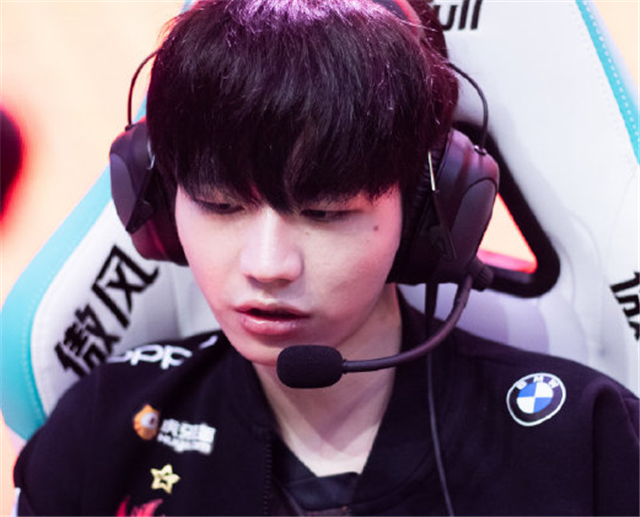 |doinb开播指责刘青松粉丝：管得太多了，每次比赛这人都在台下喊