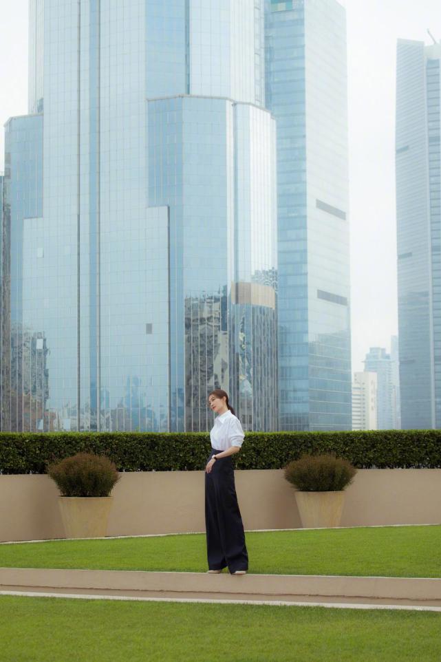 穿衣搭配|红气养人！张小斐职场造型终于不踩雷，黑白搭配简约高级优雅爆棚