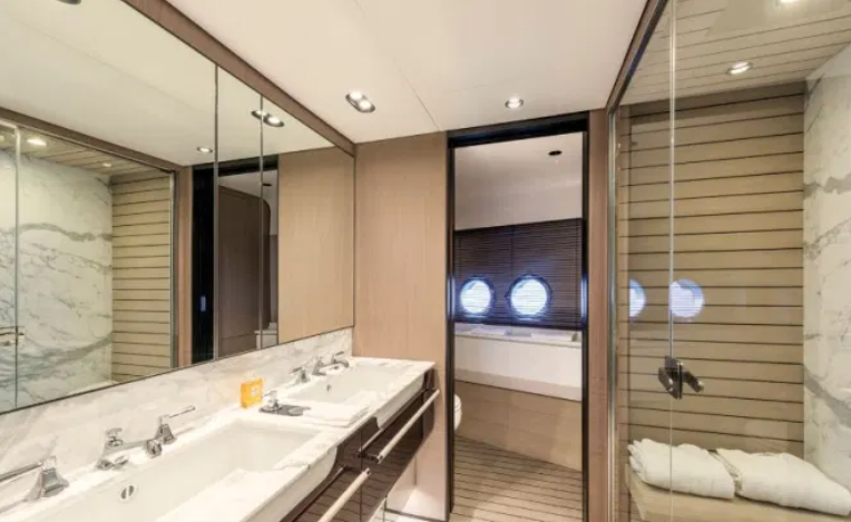 周兰育儿日志|C罗出局乘豪华游艇散心，斥资四千万，五卧六浴室，女友性感相伴