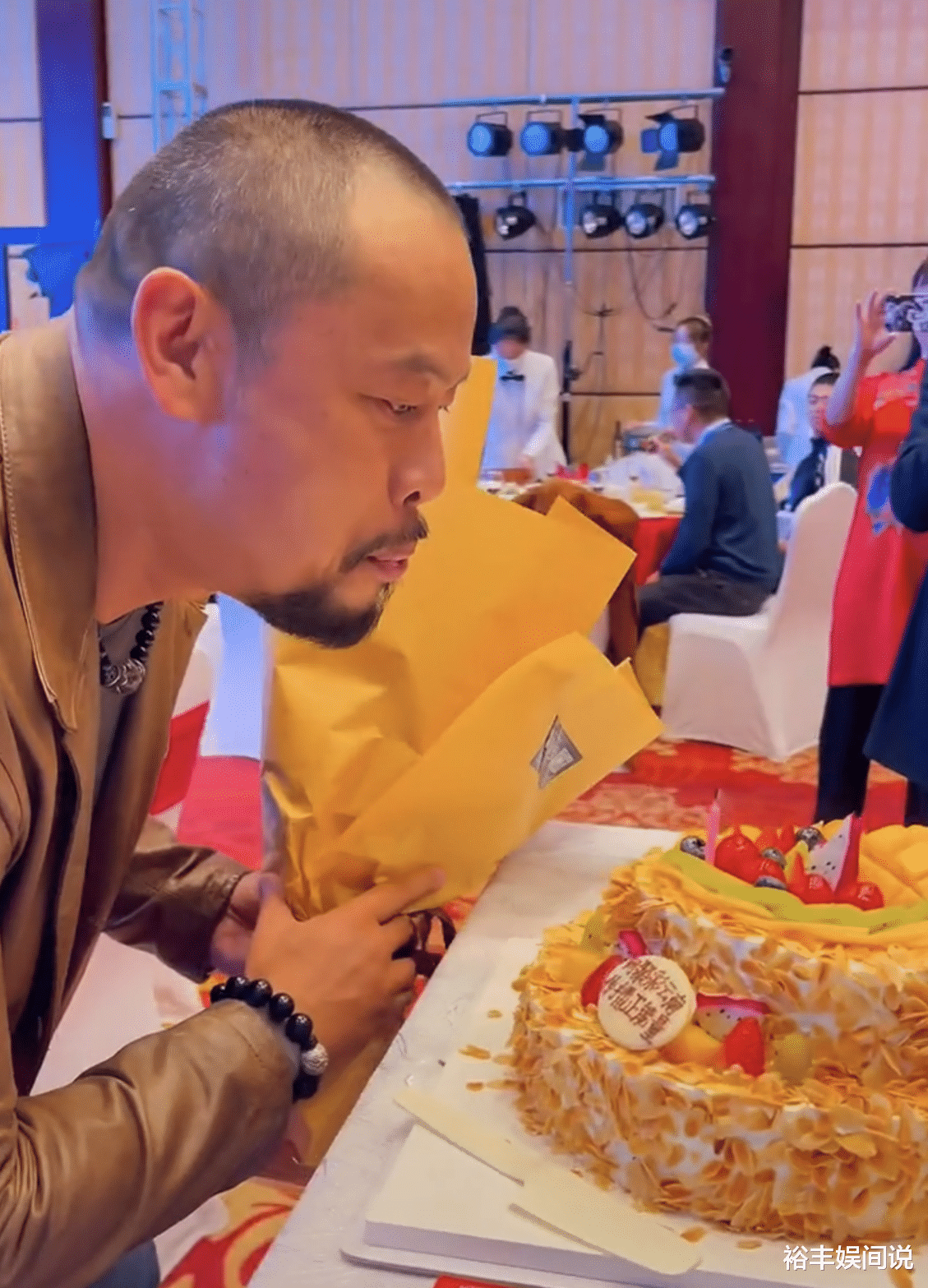 晋松|“花和尚”晋松48岁生日席开12桌，各级领导现身，场面奢华遭质疑