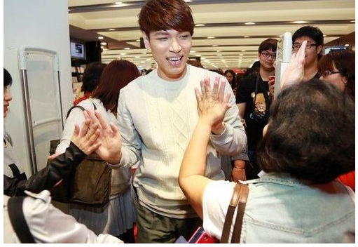 演唱会|他开演唱会迟到2个小时，忘词还不忘大牌，如今彻底凉凉！