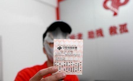 教教你家娃|彩民中了大奖后却不吭声,隐瞒家人数十年,网友评论:做法没毛病