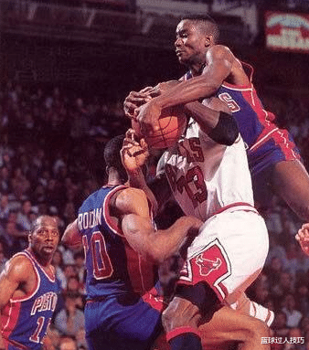 邁克爾·喬丹|喬丹當年面對什么級別防守？能活下來已是奇跡，飛在空中3人包夾