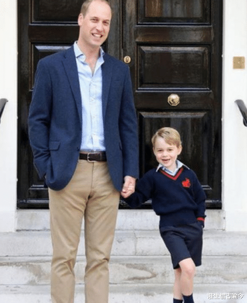 戴安娜|4岁夏洛特上学，老师半蹲着和她握手笑得很羞涩，越来越像戴安娜