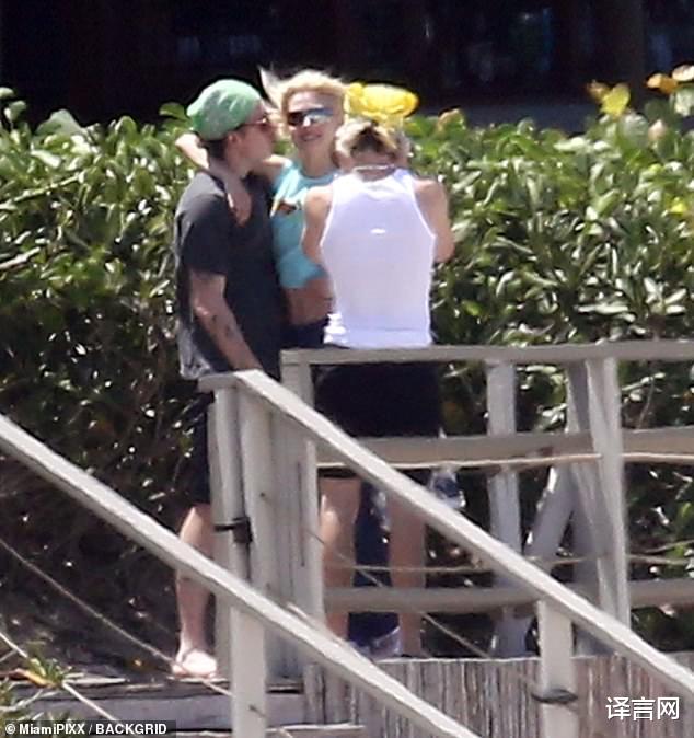 布鲁克林|贝克汉姆22岁长子热吻未婚妻，腻到分不开，还让16岁弟弟拍照记录