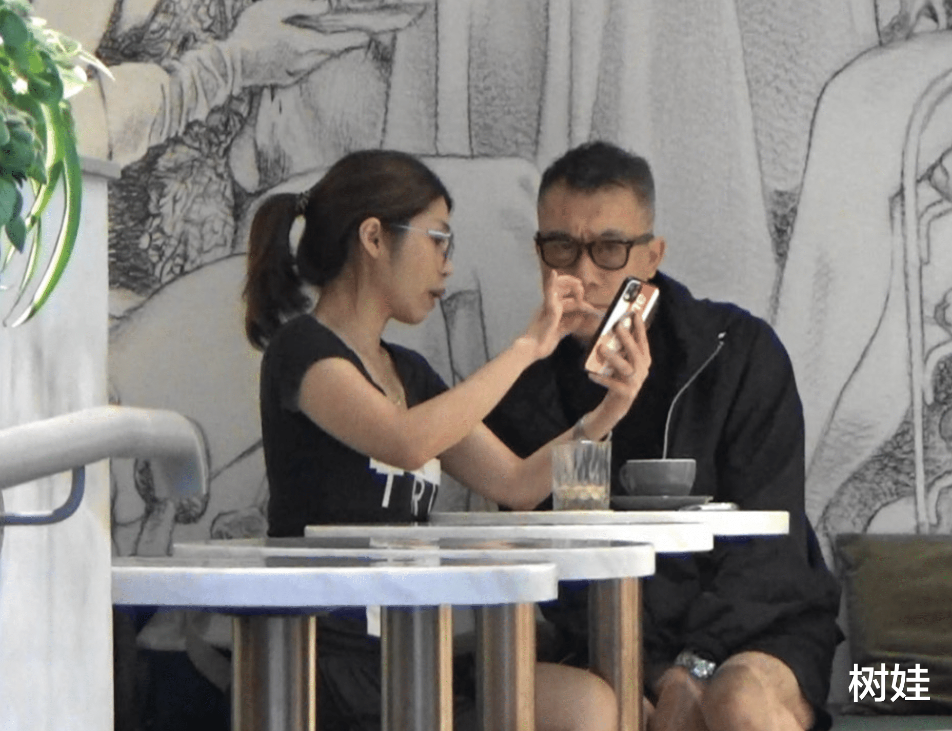 伍咏薇|伍咏薇丈夫与女友人喝下午茶，全程避嫌保持距离，曾两度婚内出轨