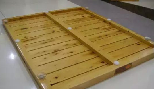 聪明人淋浴房里都加上一块木板,排水不比地漏慢,美观又舒服!