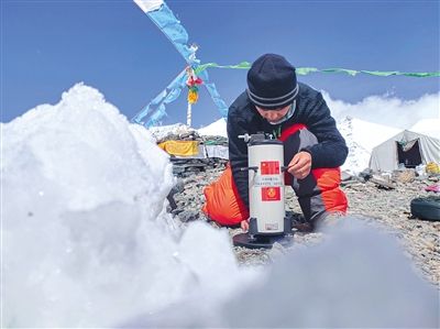 为什么要人力攀爬测量珠峰高度，而不用卫星测量呢？
