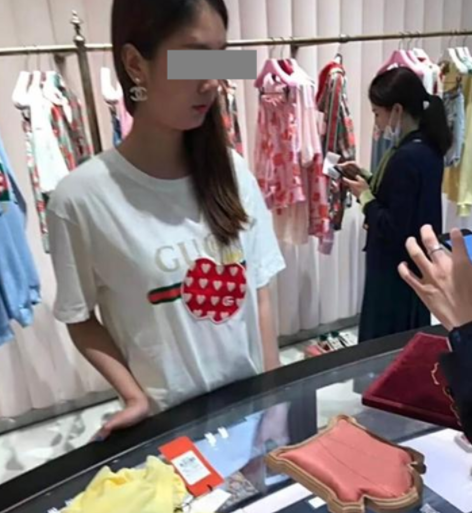 女孩 男子带女子去奢侈品店购物，选了东西后当众羞辱女子：就是报复你