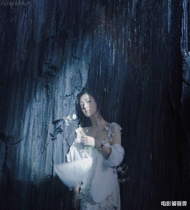 杨紫|杨紫曝时尚大片，罕见挑战妩媚成熟风，90花已成功去除土味