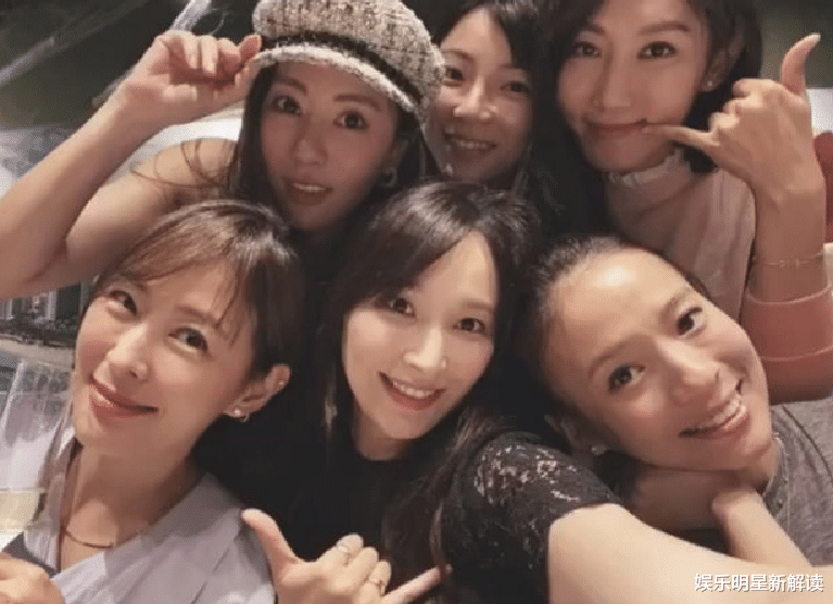 吴佩慈|地位变化明显！吴佩慈参加贵妇聚会错失C位，被挤后面靠边站