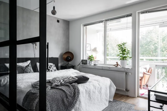 老公坚持在客厅加玻璃墙，完工后老婆惊呆：怎么多了两间房？