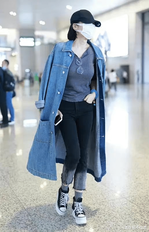 衣在配不在贵 许晴这么打扮挺大气，牛仔外套故意“披着穿”，除了时髦还显身材