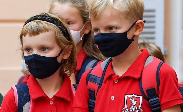 时尚风行派|摩纳哥龙凤胎Q翻天!6岁小公主穿得像红苹果,换狗啃刘海翻车了