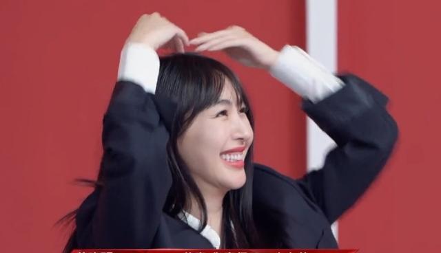 李菲儿|李菲儿还没死心？穿情侣装表明来意，可袜子颜色却暴露她的心思