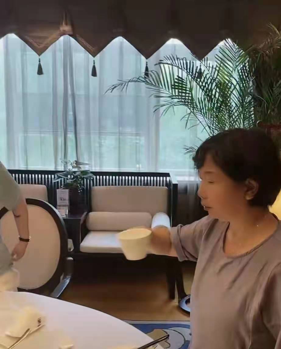 李昕言温度空间|杜新枝第3次去北京，和支持她的网友见面，一块聚餐喝酒去KTV唱歌
