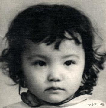 李明启|容嬷嬷年轻时竟是校花，本以为是开玩笑，晒出照片后：比香妃还美