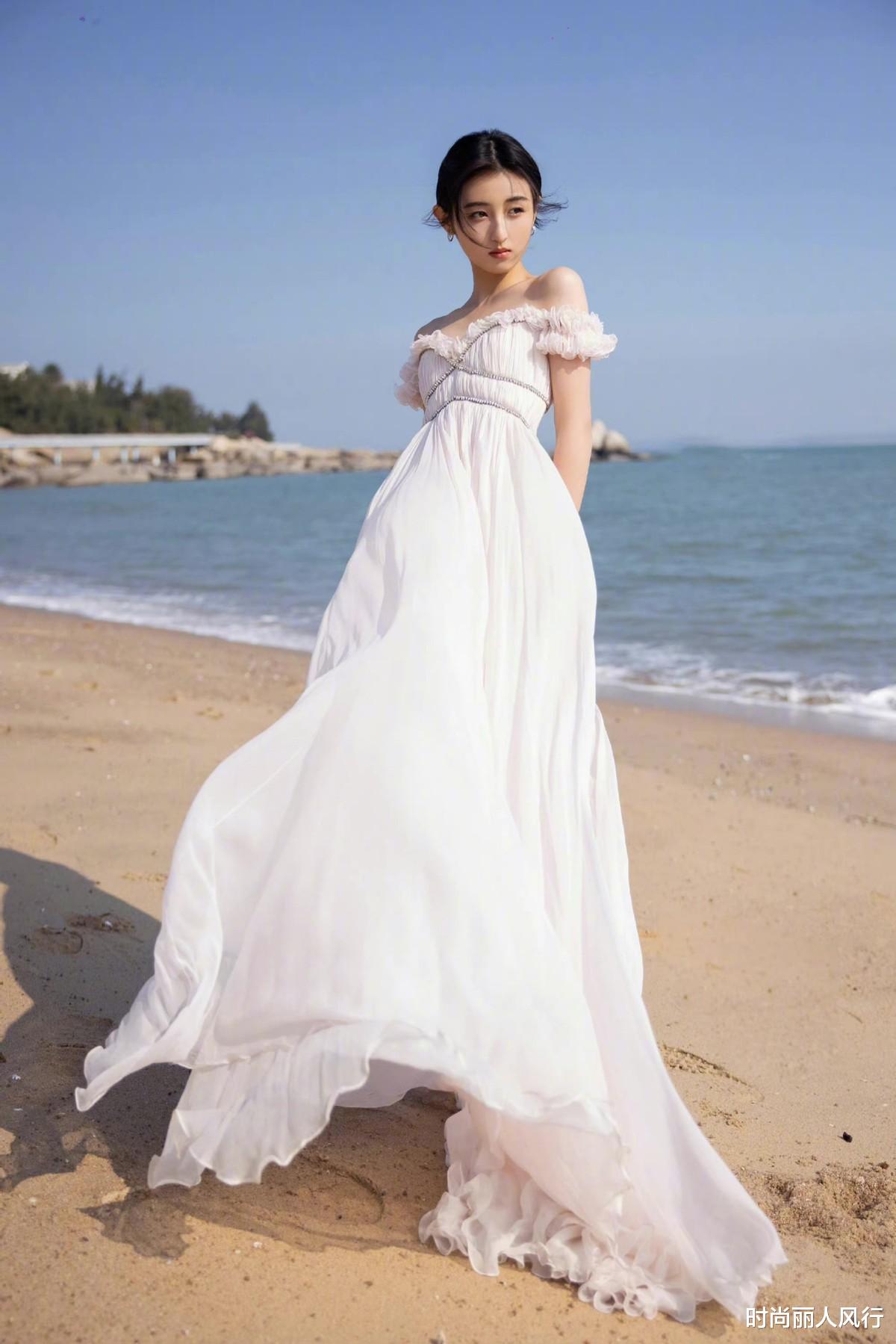 张子枫|金鸡奖开幕明星阵容太强！张子枫终于变成熟，穿礼服秀性感大成功