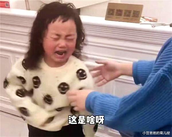 |美发师给自己女儿烫头，烫完直接变“奶奶”，女儿发出灵魂般质问