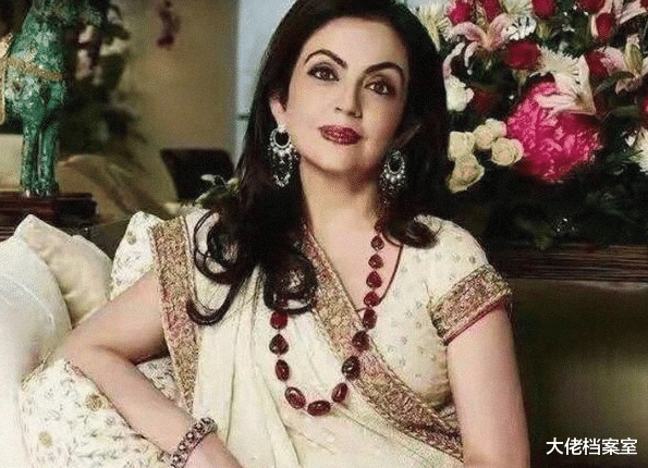 运势 “印度版老佛爷”：鼻子上挂着一栋房，丈夫省吃俭用拿845亿供她