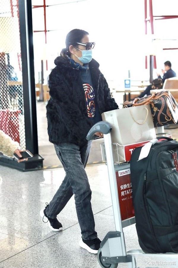 修图|没修图的大合影，看到了倪萍最真实的样子，皮肤黑瘦了也不漂亮