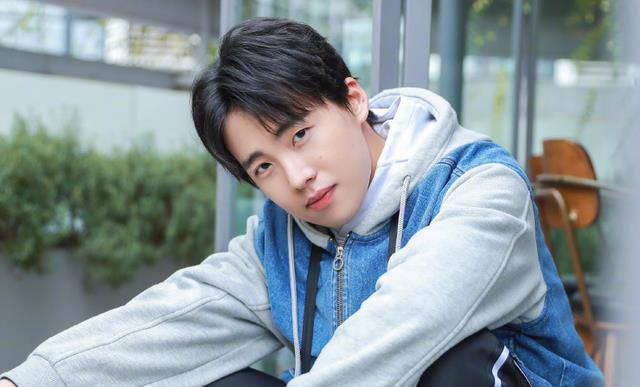 郭德纲|郭德纲给妻子庆生，看到郭麒麟和弟弟站位：终究不是亲妈