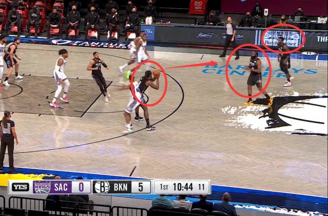 |哈登要球，欧文也要球！队友犹豫不决，哈登这举动彰显高情商