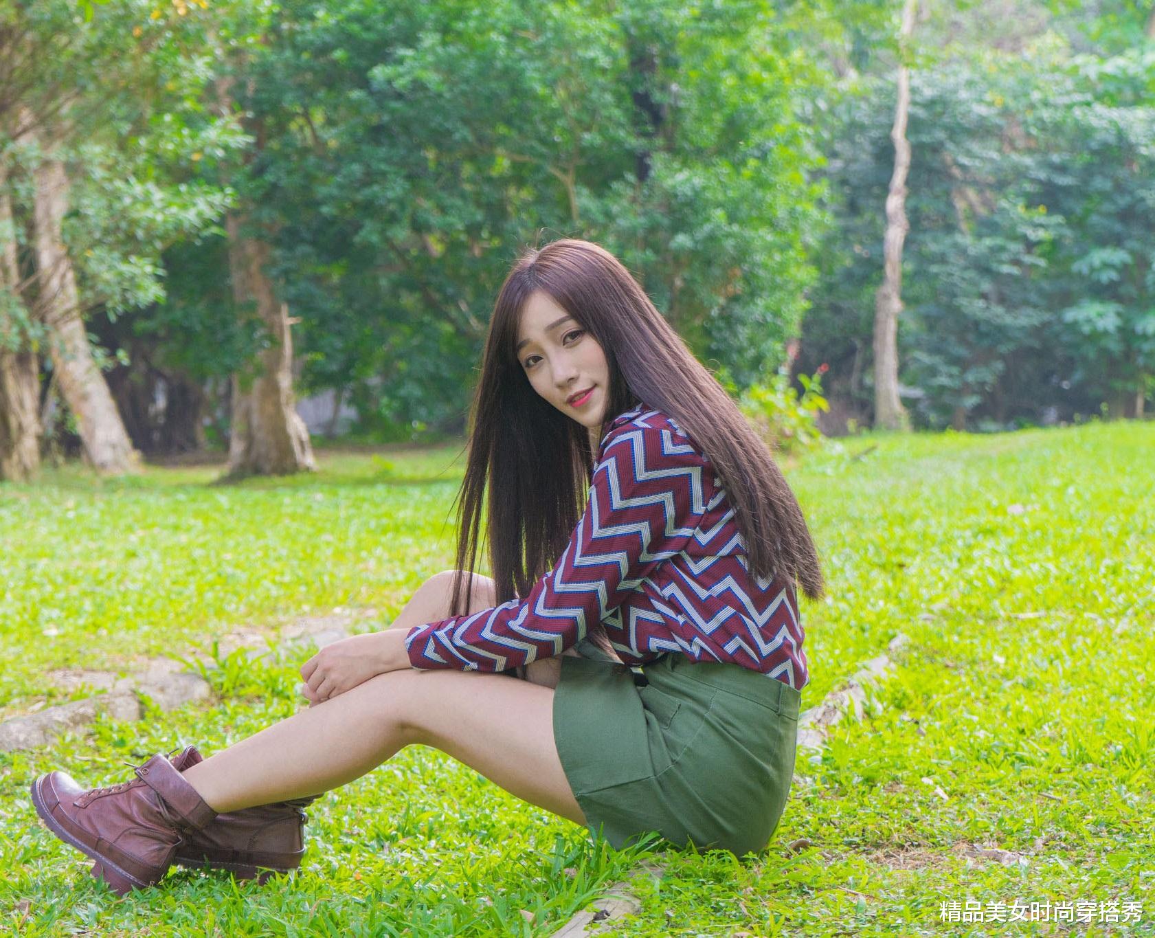 |W条纹衬衫下搭一条军绿色短裙，整套搭配OL知性范儿十足。