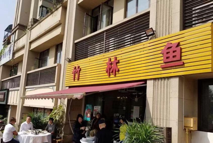 哈儿探店 重庆藏在郊外的一家河鱼馆,每天食客爆棚,开豪车的美女也过来吃