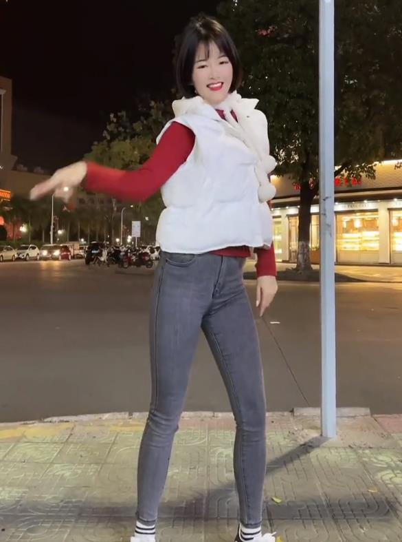 |网红“静静”被路人偷拍，大长腿变“矮冬瓜”，本人却坚决不承认