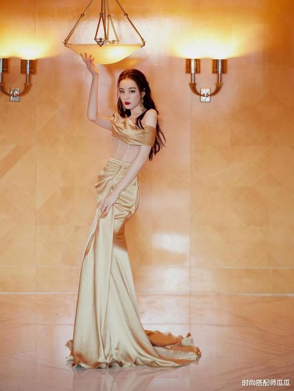 迪丽热巴|?迪丽热巴真敢穿！一袭金色抹胸裙玩“透视”，小蛮腰让人欲罢不能