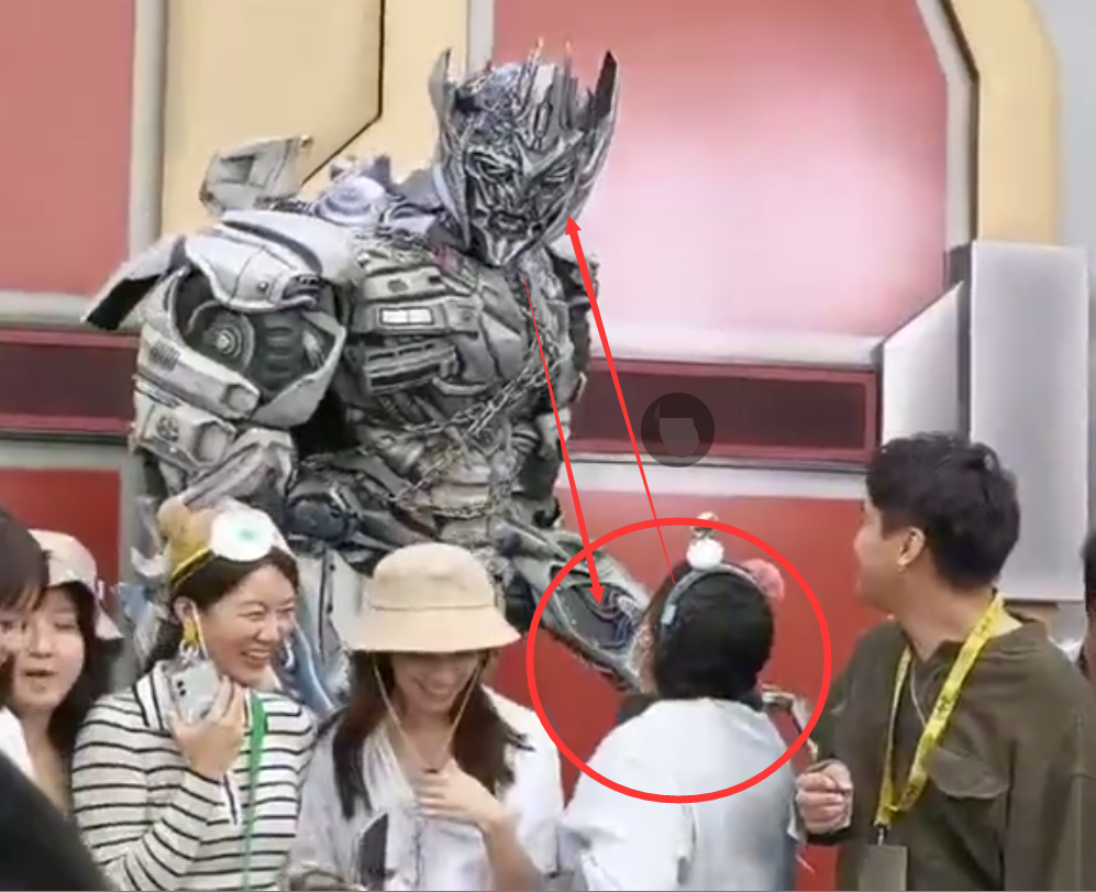 贾玲|贾玲张小斐游环球影城待遇比别人高?威震天和贾玲热聊被侃嘴太碎