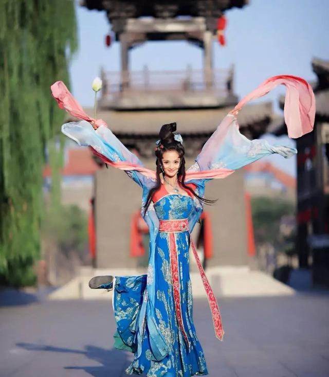 谢娜|她三次登上春晚，借王琪东风一夜成名，杨丽萍对她赞不绝口