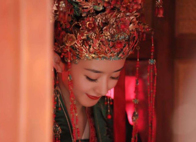 陈乔恩|景甜的红嫁衣，杨紫的黑嫁衣，陈乔恩的白嫁衣，哪一套更惊艳？