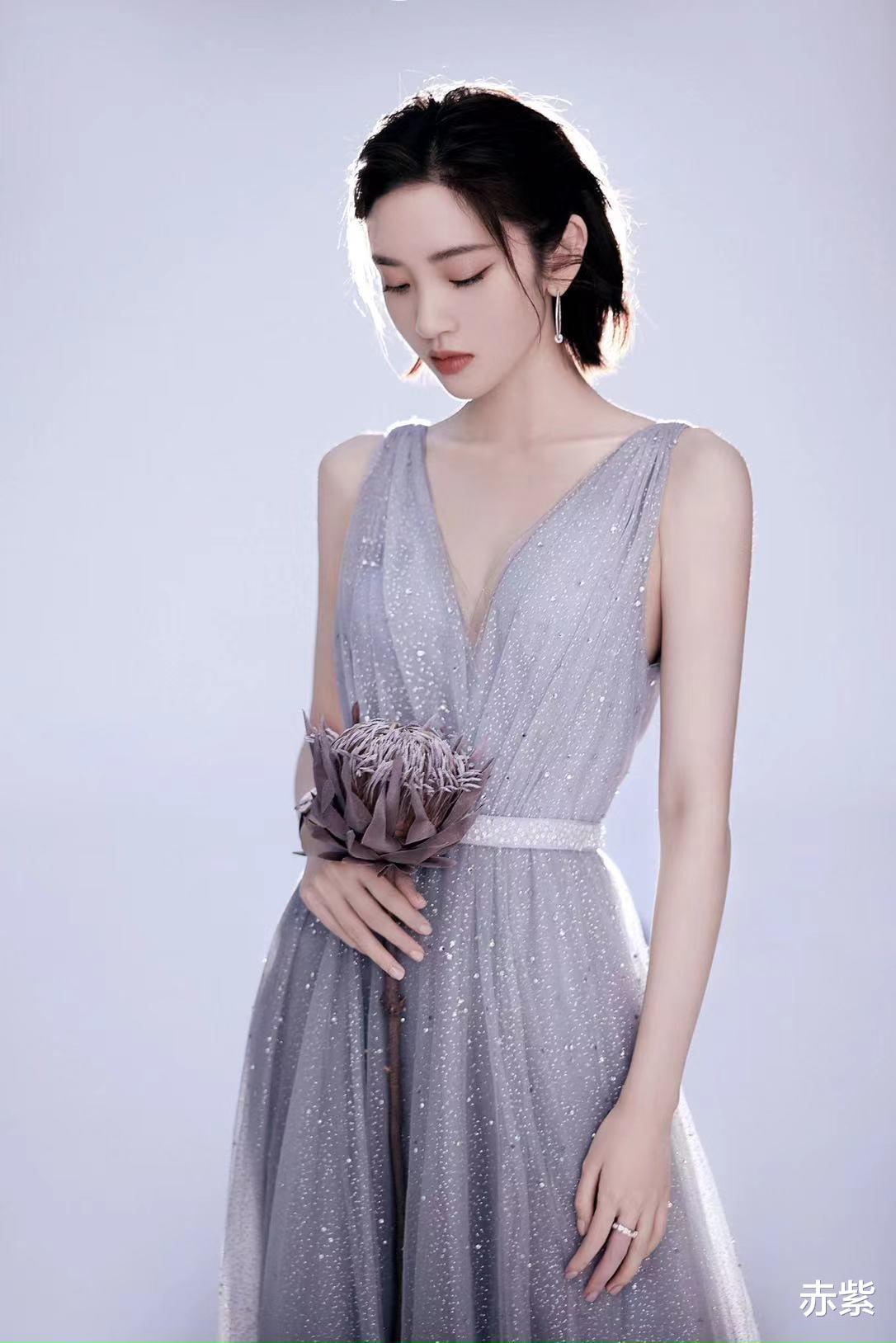 赤紫|穿礼服的唐艺昕美翻了，灰色调设计看起来很高级