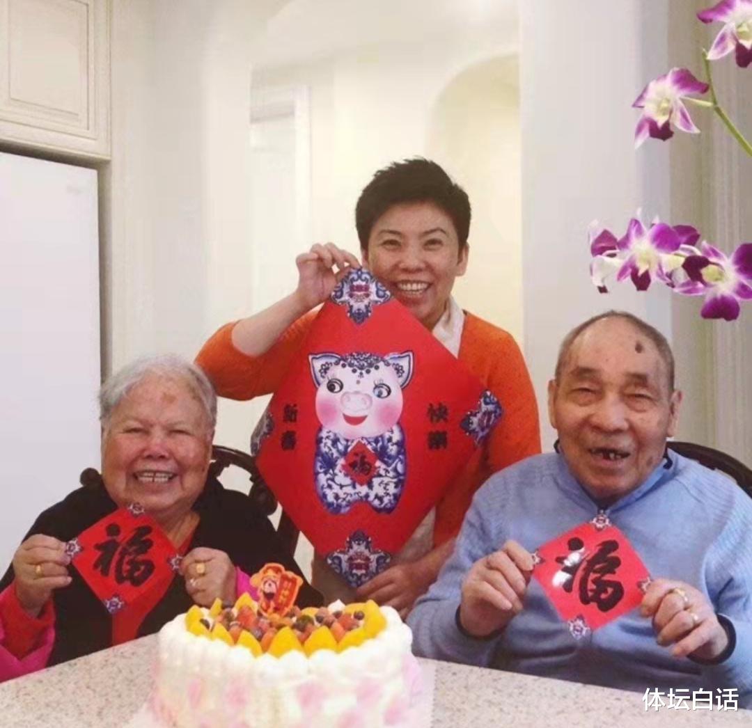 邓亚萍|邓亚萍重阳节孝敬父母，长得太像妈妈，身家过亿同住北京别墅