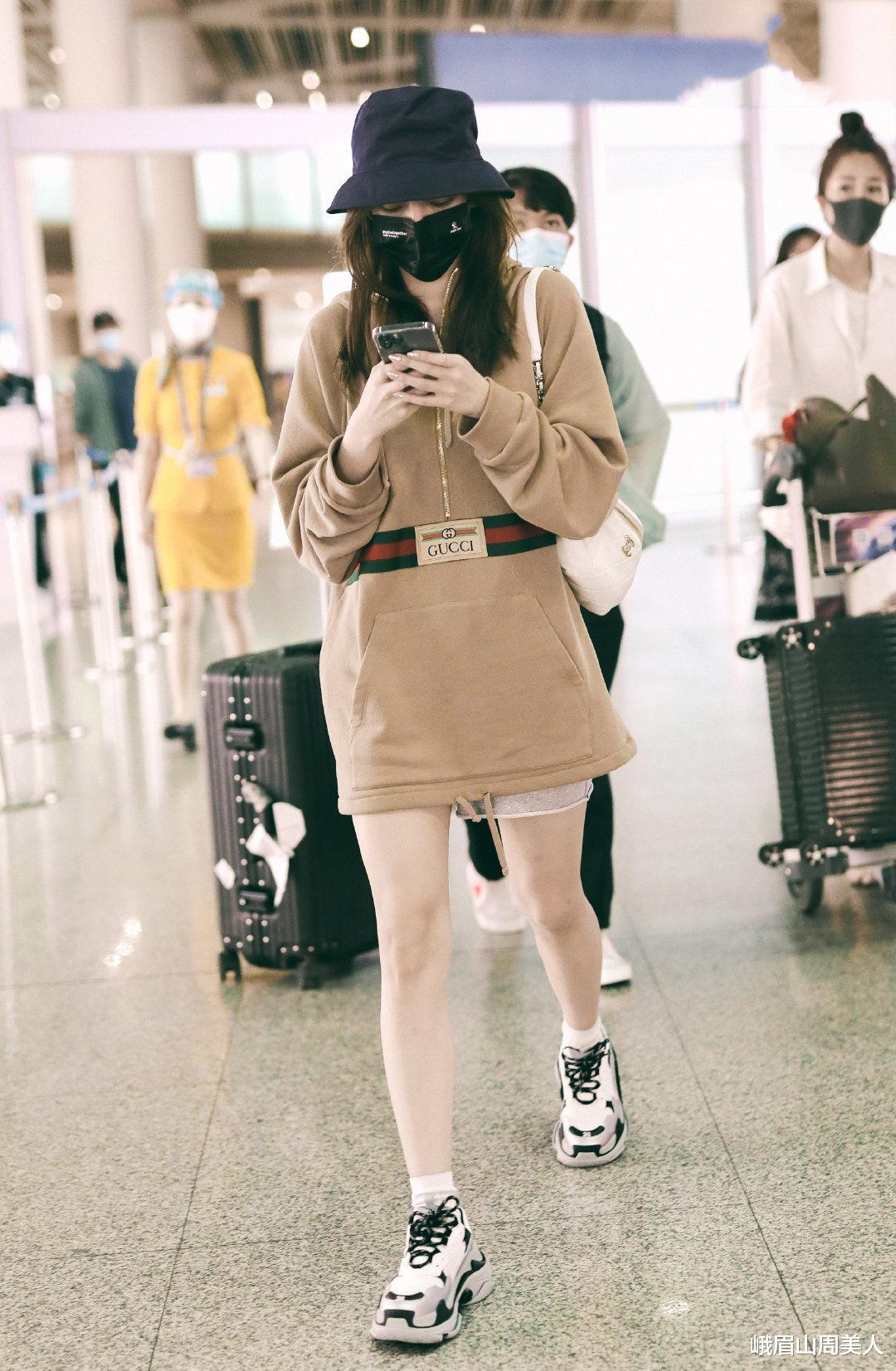 峨眉山周美人 烂大街的马丁靴别穿了！今年流行这4双鞋子，配裤子、裙子都好看