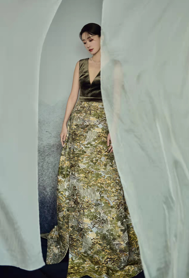 金鸡奖|中国风就是最牛的!张小斐穿云锦高定靠文化底蕴美过倪妮,成赢家