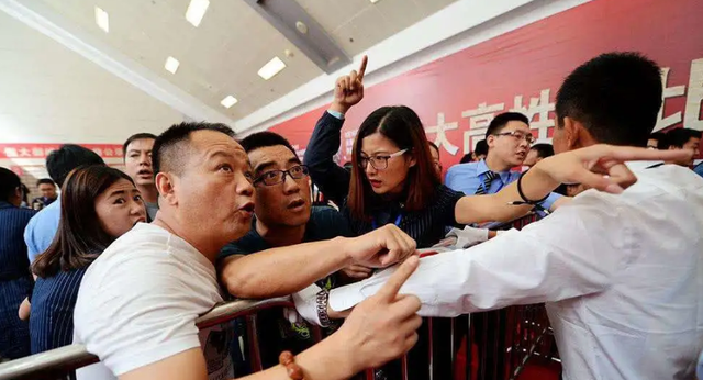 李嘉诚|持有133万套房产！中国最大的炒房团是“它”，曹德旺怒斥其后果