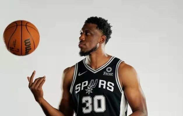 宓孤林|末节轰10分4封盖险些带队逆转马刺！6号秀兑现天赋，萨格斯仅4分