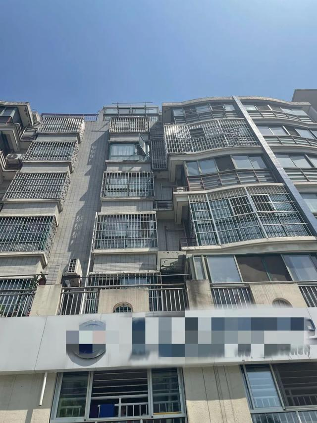 洁希亚国际洗衣 合肥2岁男童坠亡，嫌疑人母亲被警方带走，初步调查疑似精神异常