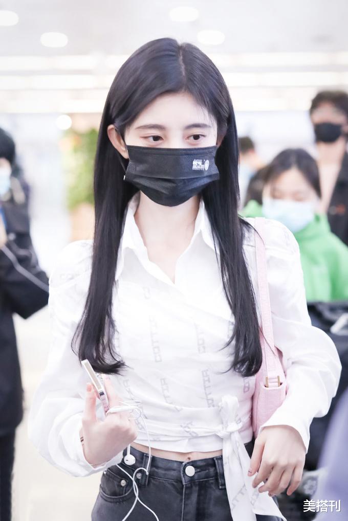 鞠婧祎|鞠婧祎梳黑长直发变清纯学妹，穿白衬衫纤腰微露，全身照也很漂亮