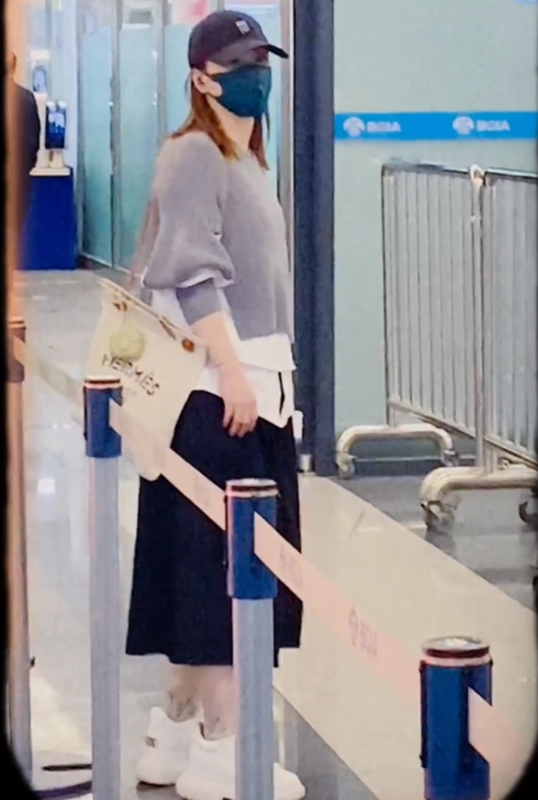 猫姐穿搭经 阿娇这是什么新时尚？穿的下装“远看是裙，近看是裤”，还挺个性